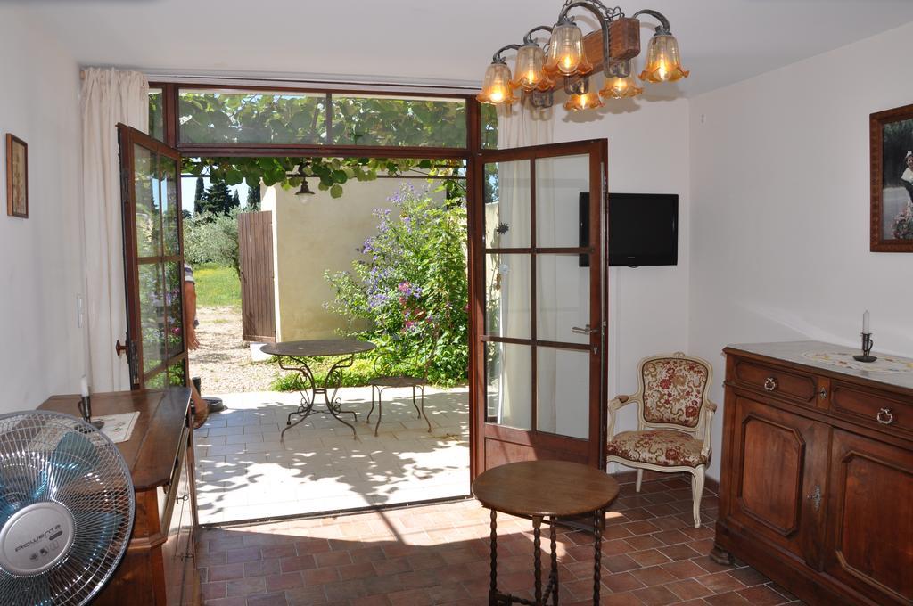 Gite Du Mas Des Oliviers Mezoargues Exterior photo