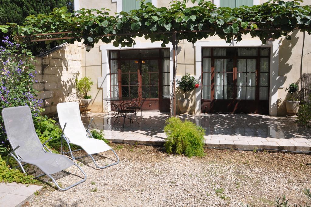 Gite Du Mas Des Oliviers Mezoargues Exterior photo
